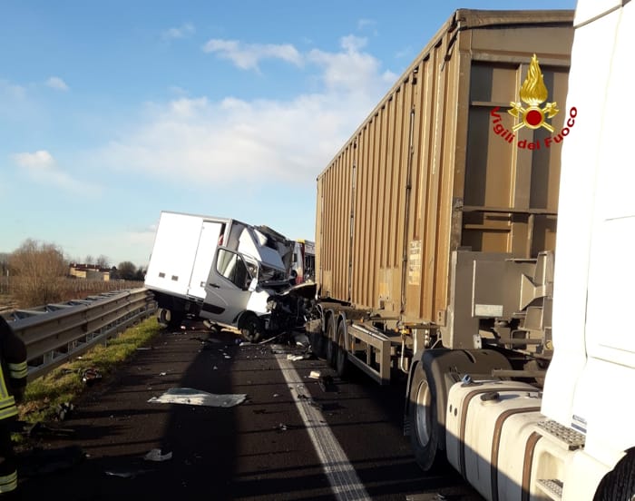 Tragico schianto in autostrada, un morto nell’impatto tra furgone e tir