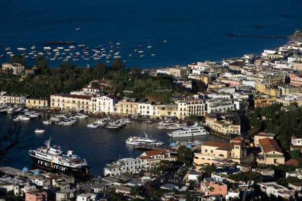 Coronavirus, Ischia vieta gli sbarchi ai turisti lombardi, veneti e cinesi