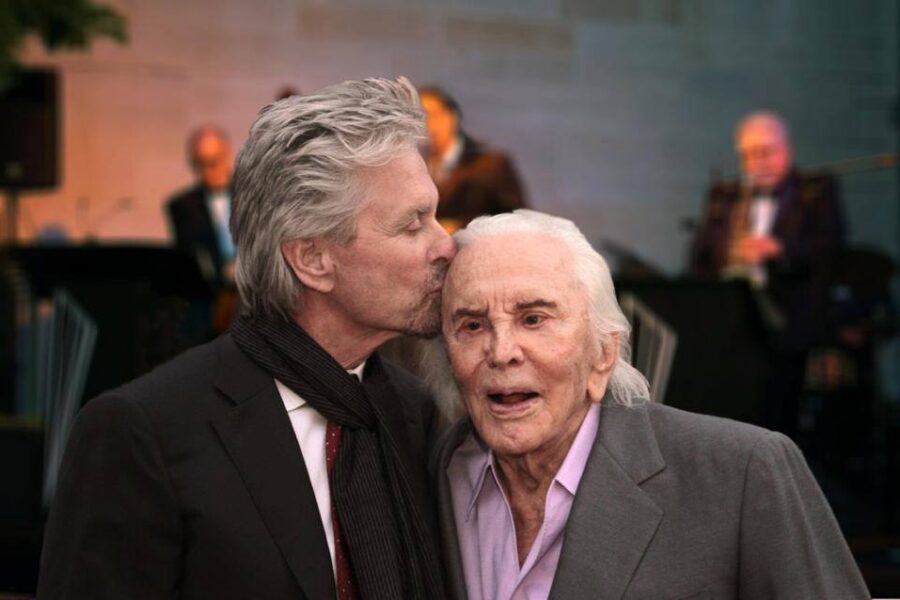 Cinema in lutto, morto Kirk Douglas. Michael: “Papà ti amo, sono orgoglioso di essere tuo figlio”