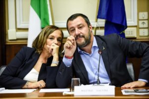 Mentre il mondo legalizza, Lamorgese fa peggio di Salvini: in galera anche i piccoli spacciatori Mentre il mondo legalizza, Lamorgese fa peggio di Salvini: in galera anche i piccoli spacciatori