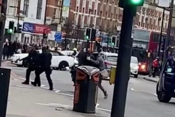 Londra, uomo accoltella passanti in strada: il blitz della polizia