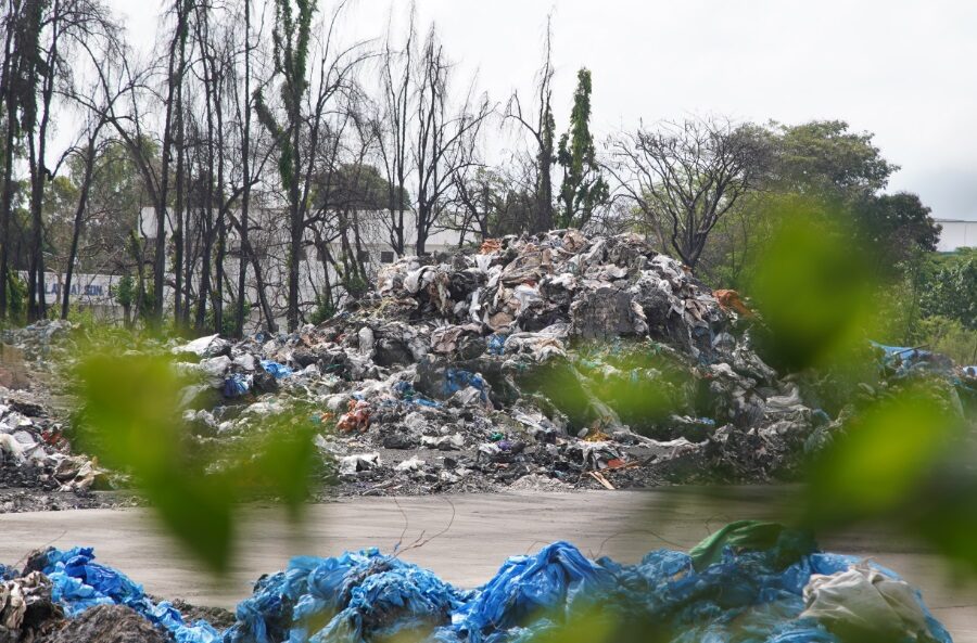 Greenpeace, traffico illecito di rifiuti tra Italia e Malesia: 1.300 tonnellate di plastica smaltite illegalmente