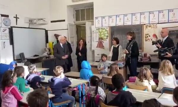Coronavirus, Mattarella visita a sorpresa una scuola con alunni cinesi