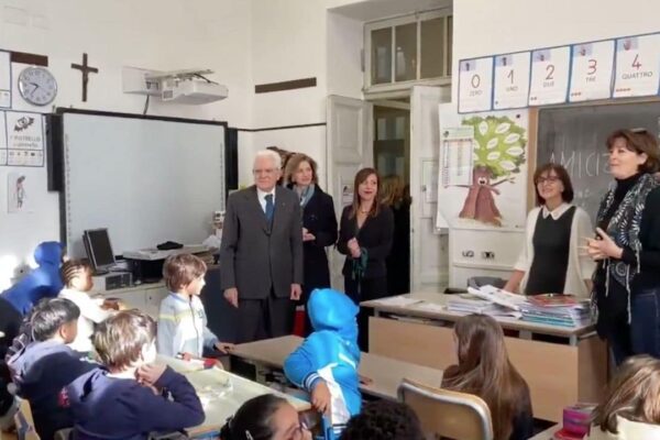 Mattarella visita scuola con alunni cinesi, è polemica: “Ci sono cose più importanti a cui pensare”