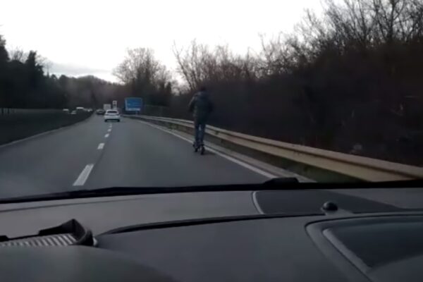 In monopattino in tangenziale, la denuncia di un autotrasportatore
