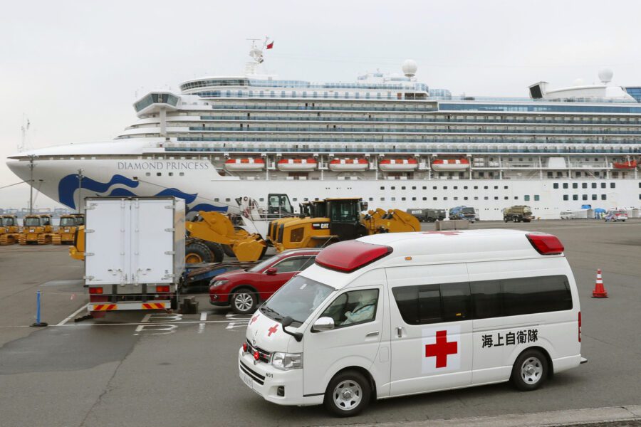 Coronavirus, pronto un volo per i 35 italiani bloccati sulla nave Diamond Princess
