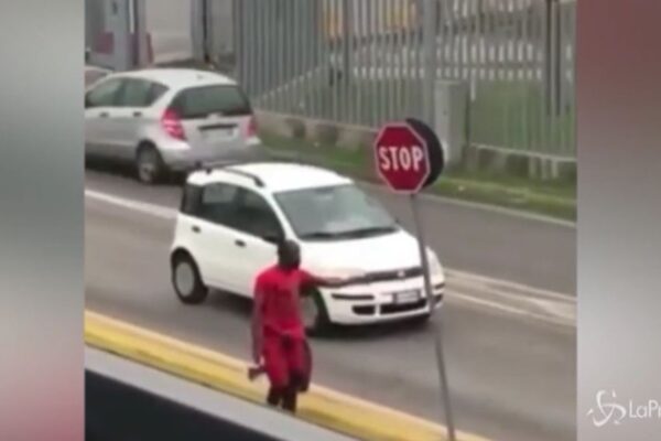 Armato d’ascia aggredisce passanti e carabinieri: è accusato di strage