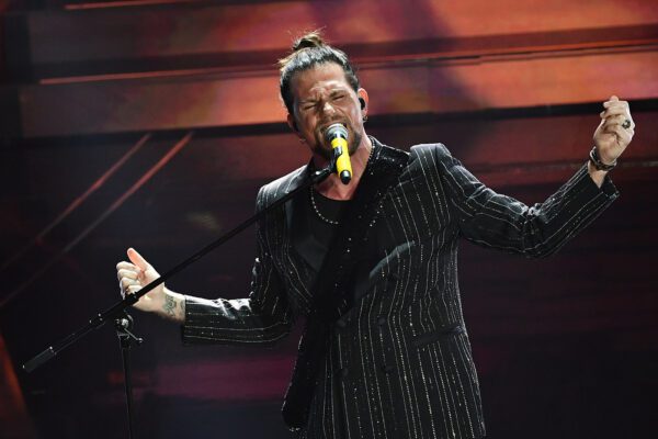 Enrico Nigiotti canta “Baciami adesso”, testo e musica della canzone di Sanremo 2020