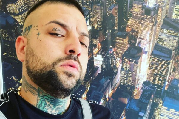 Annullato concerto di Niko Pandetta, il cantante si ribella: “Basta associarmi alla mafia, salirò comunque sul palco”