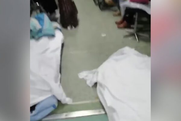 Ospedale di Wuhan, morti coperti da lenzuola tra malati di Coronavirus