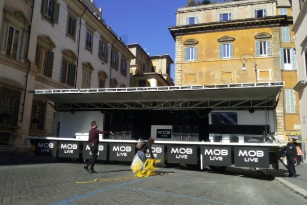 Sardine a Roma, il ‘fango’ del viceministro grillino : “Palco da U2, pagano i Benetton?”