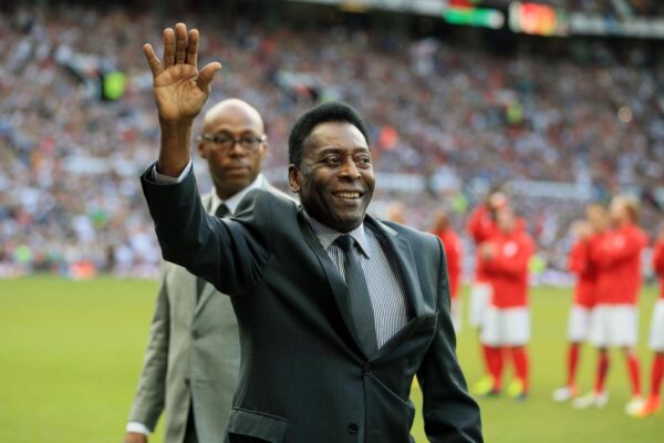 Il dramma di Pelè, depresso e malato. Il figlio Edinho: “Cammina con un deambulatore”