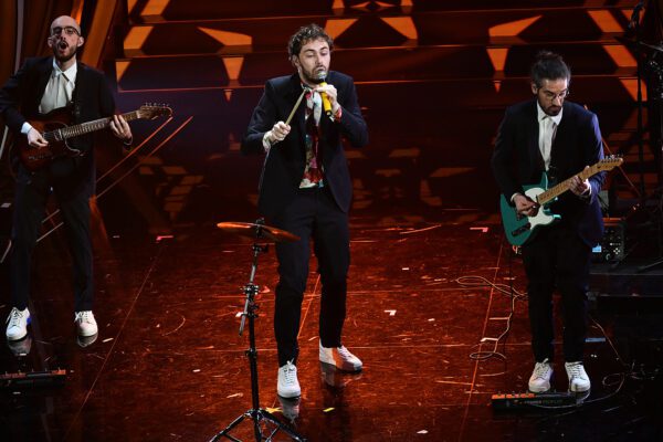 Pinguini Tattici Nucleari cantano “Ringo Starr”, testo e parole della canzone di Sanremo 2020