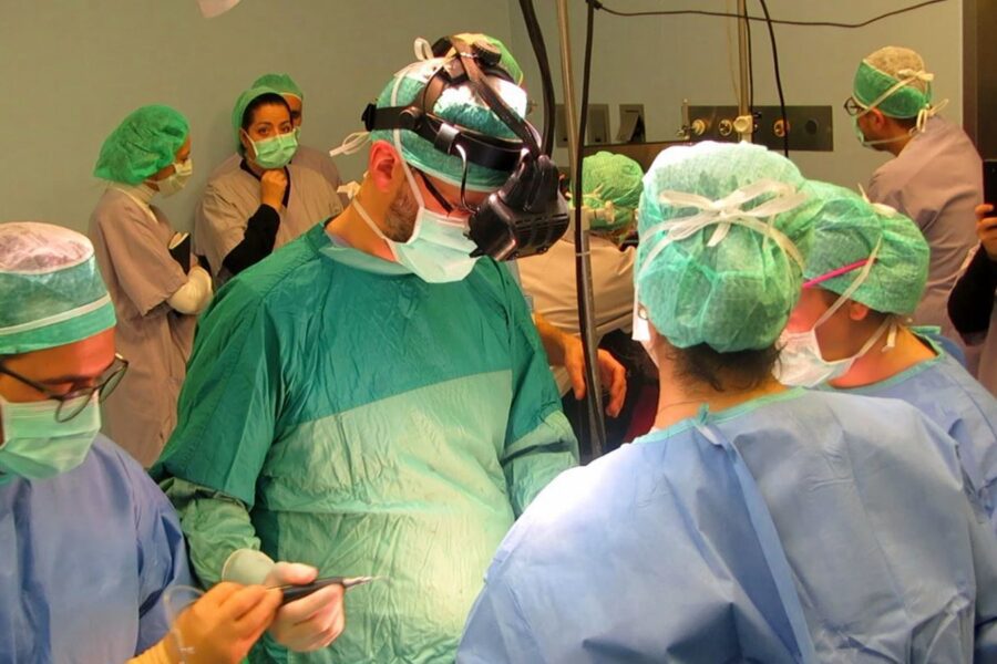 In Italia il primo intervento chirurgico al mondo con un visore per la realtà aumentata