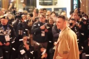 Sanremo: il red carpet degli artisti davanti al teatro Ariston