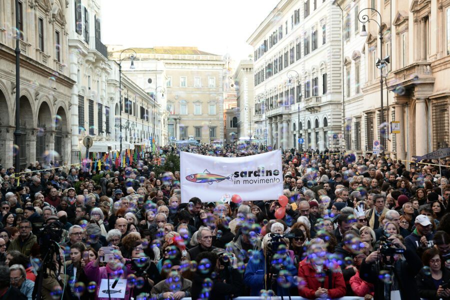 Sardine in piazza a Roma: “Abolire decreti sicurezza, Zaky prigioniero mentre Di Maio fa selfie”