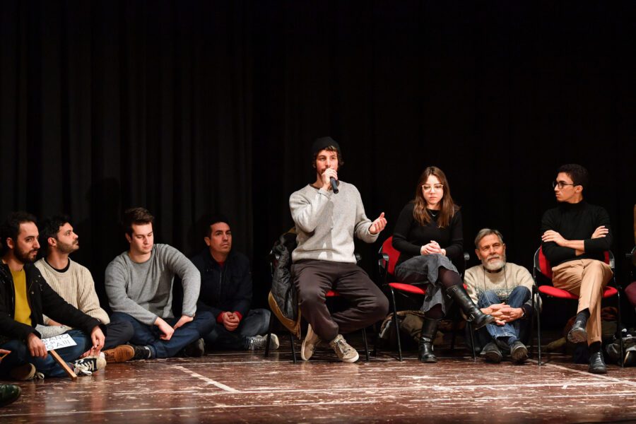 Le Sardine dal ‘nemico’ Berlusconi: aprono la prima puntata di ‘Amici’ di Maria De Filippi