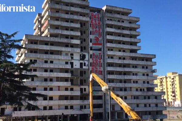 Inizia la demolizione della Vela Verde di Scampia, simbolo di Gomorra