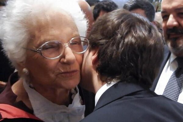 Laurea Honoris causa a Segre, lei dà un bacio allo studente di destra e lui la ringrazia:”Ripagato dalle offese”