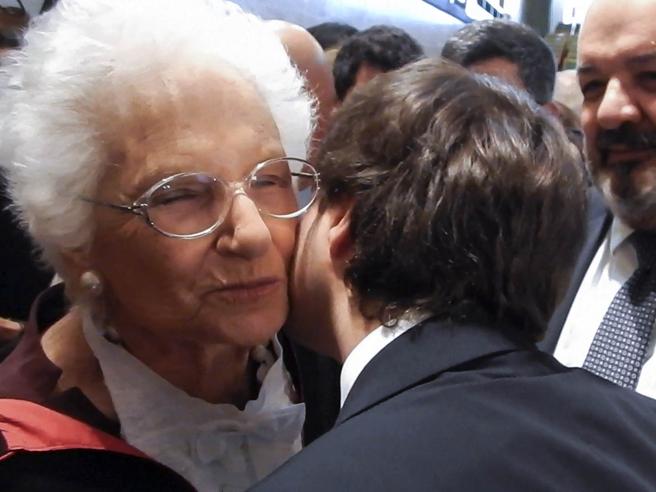 Laurea Honoris causa a Segre, lei dà un bacio allo studente di destra e lui la ringrazia:”Ripagato dalle offese”