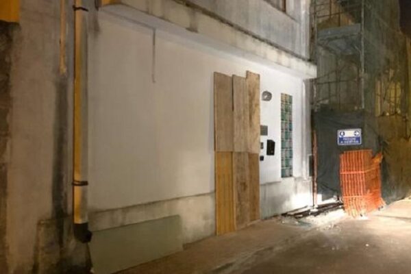 Attentato dinamitardo contro sindaco nel Leccese, ordigno esploso davanti il suo studio