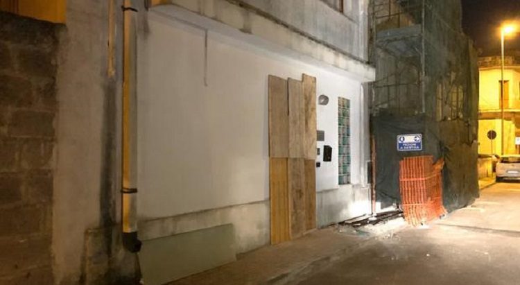 Attentato dinamitardo contro sindaco nel Leccese, ordigno esploso davanti il suo studio