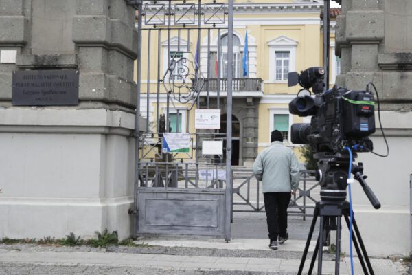 Coronavirus, il bollettino dallo Spallanzani: “Italiano in buone condizioni, stabili i coniugi cinesi”