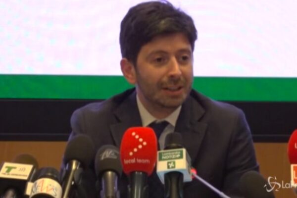 Coronavirus, Speranza: “Bisogna fermare il propagarsi del virus”