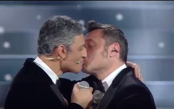 Sanremo, Fiorello e Tiziano Ferro si baciano in diretta