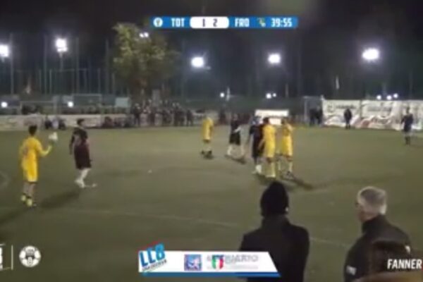 Totti gomitata in campo e scatta la rissa
