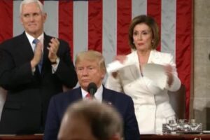 Stato dell’Unione, Nancy Pelosi straccia il discorso di Donald Trump