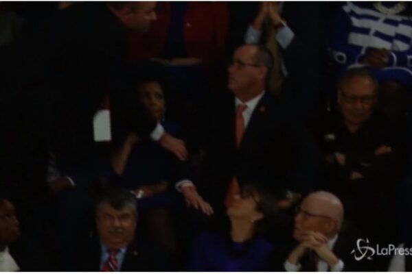 Stato Unione, contesta Trump e viene allontanato dall’Aula del Congresso