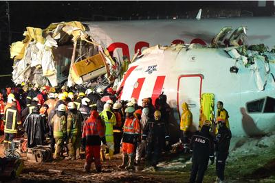 Turchia: aereo si spezza a Istanbul, il momento dell’atterraggio