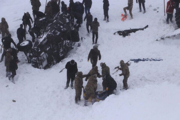 Doppia valanga in Turchia, travolti anche i soccorritori: 38 morti