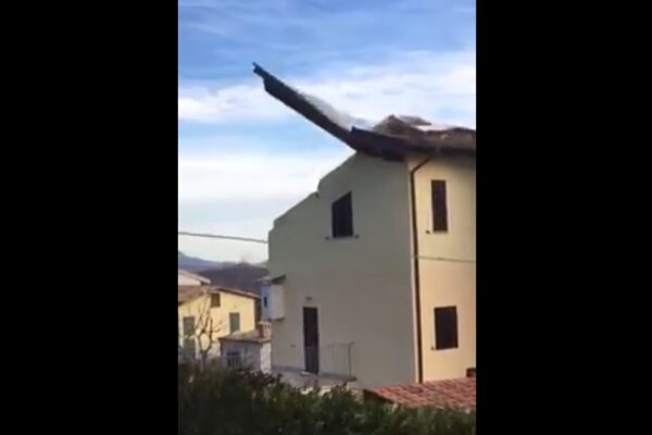 Vento scoperchia casa, paura in Abruzzo