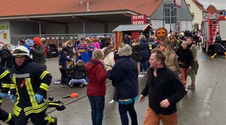 Germania, auto piomba sulla folla alla parata di Carnevale: decine di feriti, ci sono anche bambini