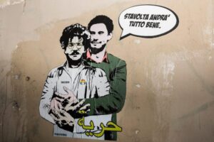 Regeni abbraccia Zaki in un murale a difesa della libertà: “Stavolta andrà tutto bene”