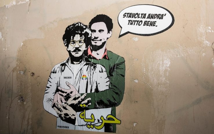 Regeni abbraccia Zaki in un murale a difesa della libertà: “Stavolta andrà tutto bene”