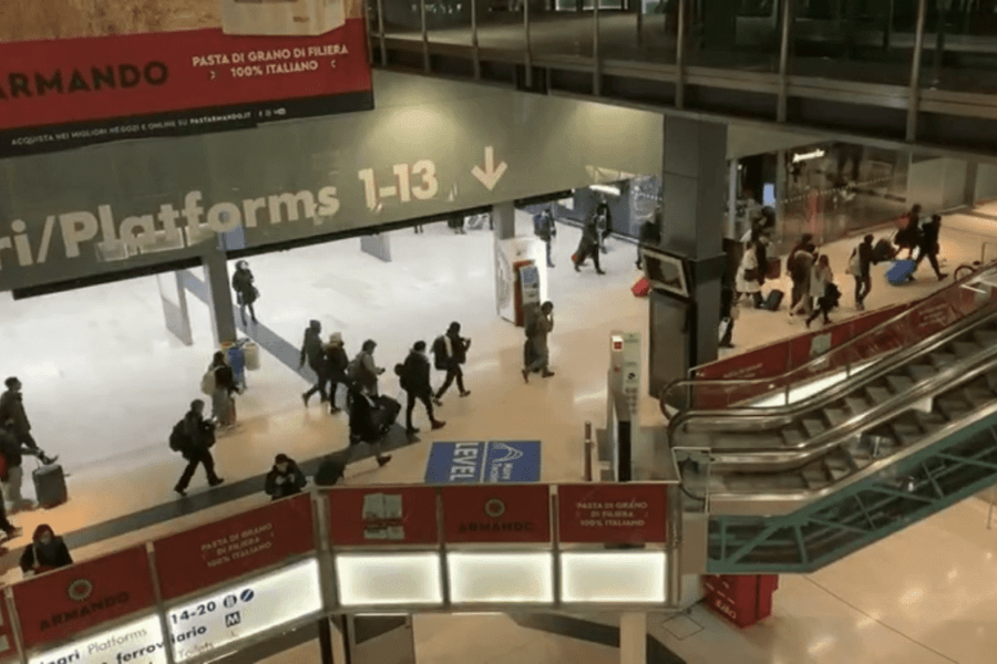 Fuga da Milano, centinaia in stazione per andare via prima che sia zona rossa