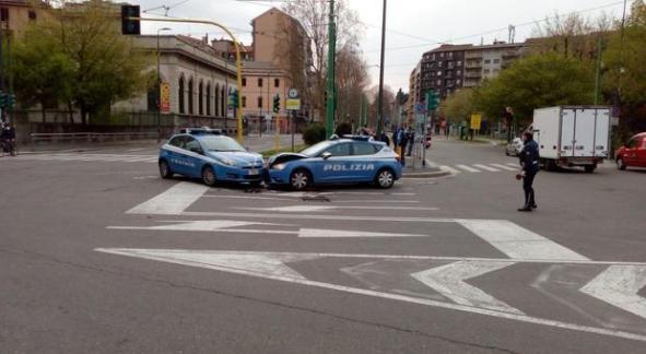 Auto della polizia si scontrano nella città deserta, parte la gogna: “Ma inseguivano un ladro”