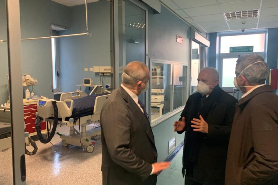 Per superare Coronavirus De Luca precetti medici: la guerra si vince coi soldati