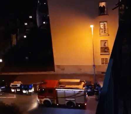 Emergenza Coronavirus, cori dai balconi per i vigili del fuoco dopo intervento