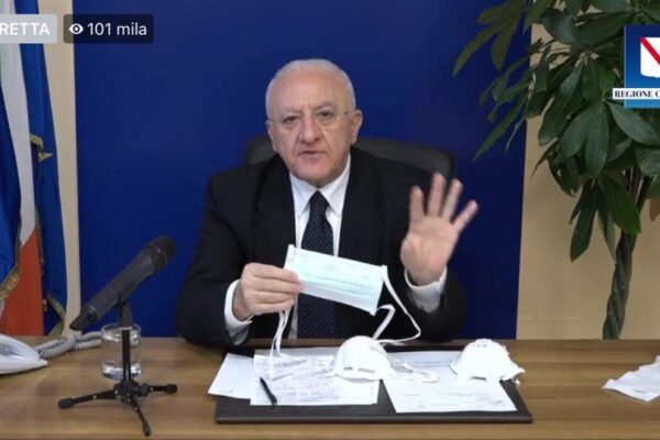 De Luca e l’emergenza coronavirus: “Siamo in guerra, dal Governo mascherine utili per mezz’ora”
