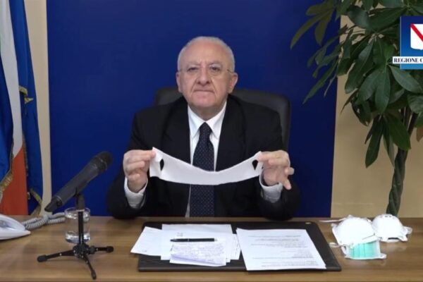 De Luca e le mascherine del Governo: “Sono quelle di Bunny il coniglietto” – VIDEO