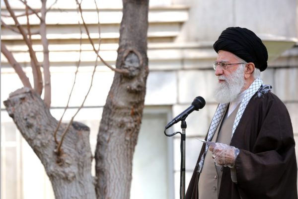 Iran, un fucile accanto a Khamenei. La scommessa e il cambio di passo: “Pazienza finita. Colpiremo ancora”