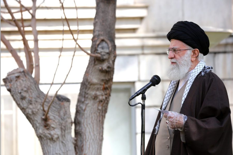 Iran, un fucile accanto a Khamenei. La scommessa e il cambio di passo: “Pazienza finita. Colpiremo ancora”
