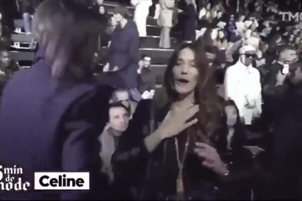 Carla Bruni finge attacco respiratorio da coronavirus poi si scusa: “Scherzo stupido”