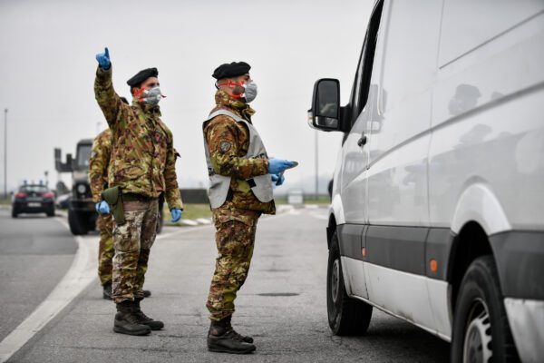 Foto Claudio Furlan – LaPresse 
25 Febbraio 2020 Turano Lodigiano (Italia) 
Cronaca
Emergenza Coronavirus , a presidiare la zona rossa del Lodigiano coinvolti anche i militari dell’ Esercito
Nella foto: il blocco stradale di Turano LodigianoPhoto Claudio Furlan – LaPresseFebruary 25, 2020 Turano Lodigiano (Italy)NewsCoronavirus emergency, Italian Armed Forces check the red area of ​​LodigianoIn the photo: the road block in Turano Lodigiano