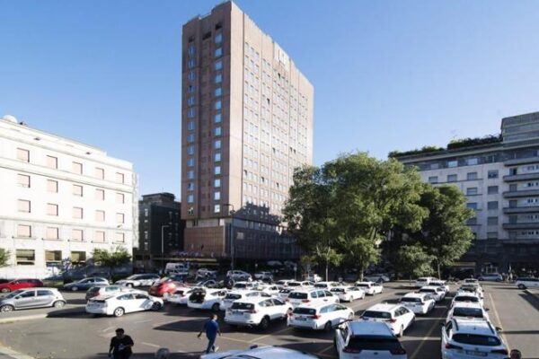 Coronavirus, a Milano requisito primo hotel per la quarantena. Sala: “Ce ne saranno altri”