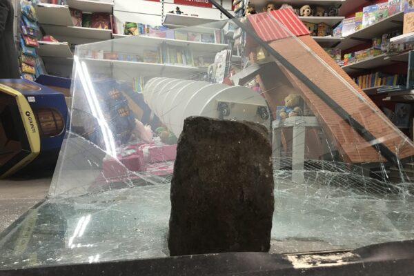 Napoli, devastata la libreria dei giovani a via Duomo: un sogno in mille pezzi